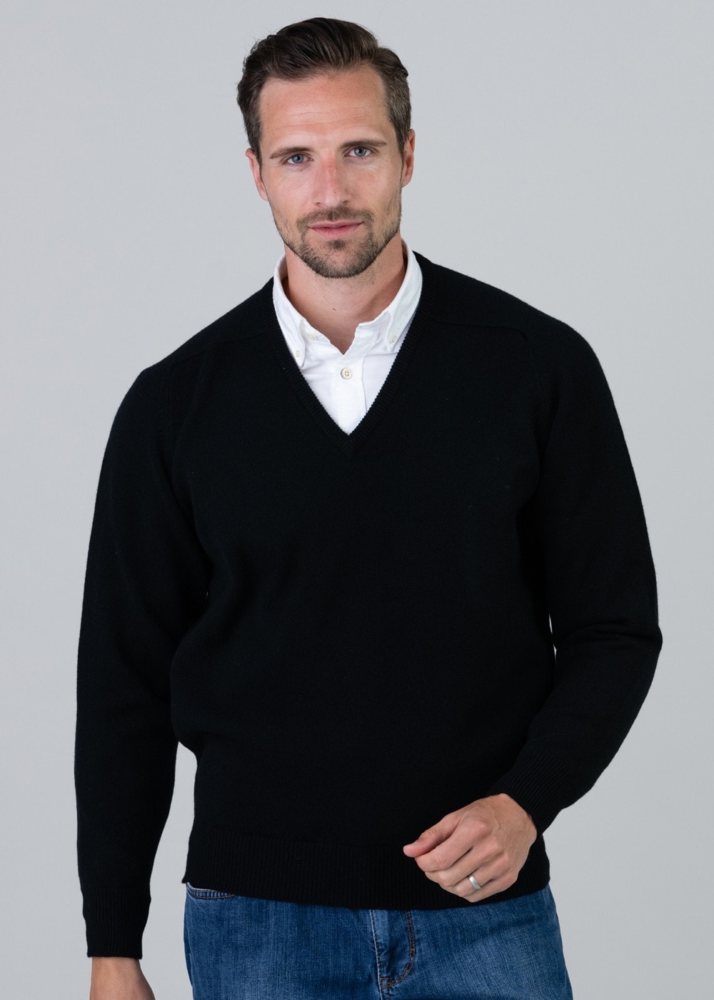 Leven 2 Ply Lambswool V-Neck - Black - 4