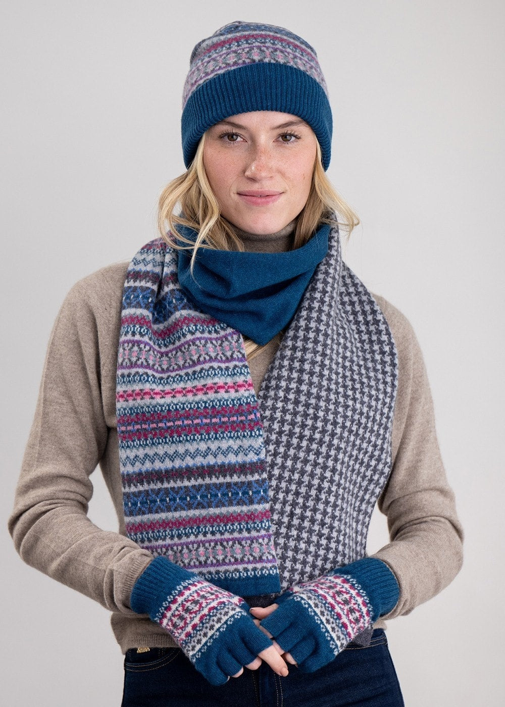 Alba Lambswool Beanie - Peacock - 2